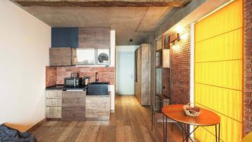 Frigorífico, microondas, placa de cocina y tostadora