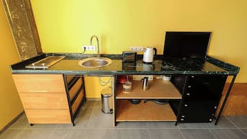 Een kookplaat, een koffiezetapparaat/waterkoker, een broodrooster