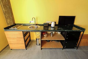 Placa de cocina, cafetera o tetera, tostadora y utensilios de cocina