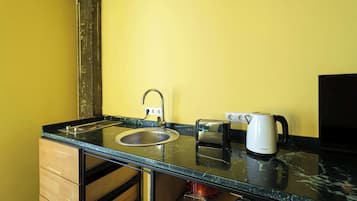 Refrigerador, parrilla de estufa, cafetera y tetera y tetera eléctrica