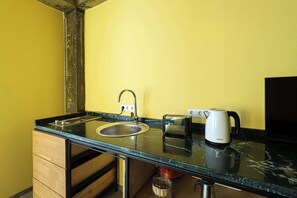 Cafetière/bouilloire, réfrigérateur, plaque de cuisson