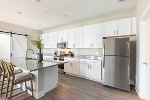 Apartamento (2 Bedrooms) | Cozinha privada | Geladeira, cafeteira/chaleira