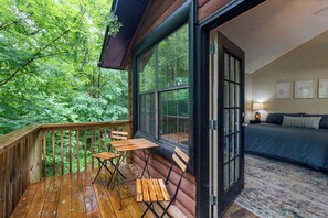 Outdoor dining - Sugar Bear Cabin- 4bdrm, Semi-Private, Fire-pit, Hot Tub, and Tranquil setting (Pigeon Forge)