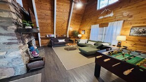 Smart TV, fireplace, table football - Sugar Bear Cabin- 4bdrm, Semi-Private, Fire-pit, Hot Tub, and Tranquil setting (Pigeon Forge)