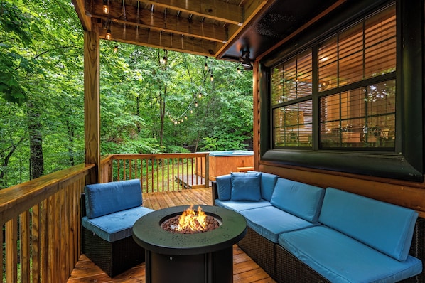 Terrace/patio - Sugar Bear Cabin- 4bdrm, Semi-Private, Fire-pit, Hot Tub, and Tranquil setting (Pigeon Forge)