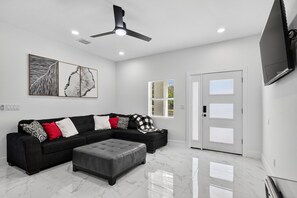 Smart TV - Elegant New 3BR Home • Modern Finishes & Natural Light (Thonotosassa)