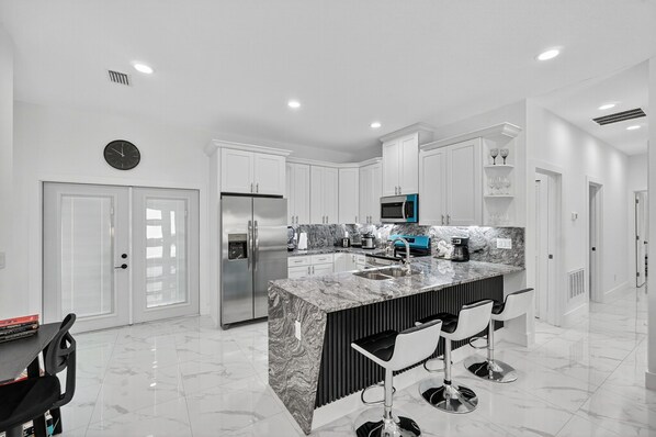 Private kitchen - Elegant New 3BR Home • Modern Finishes & Natural Light (Thonotosassa)
