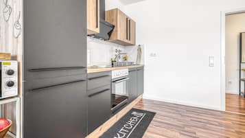 Réfrigérateur, micro-ondes, four, plaque de cuisson