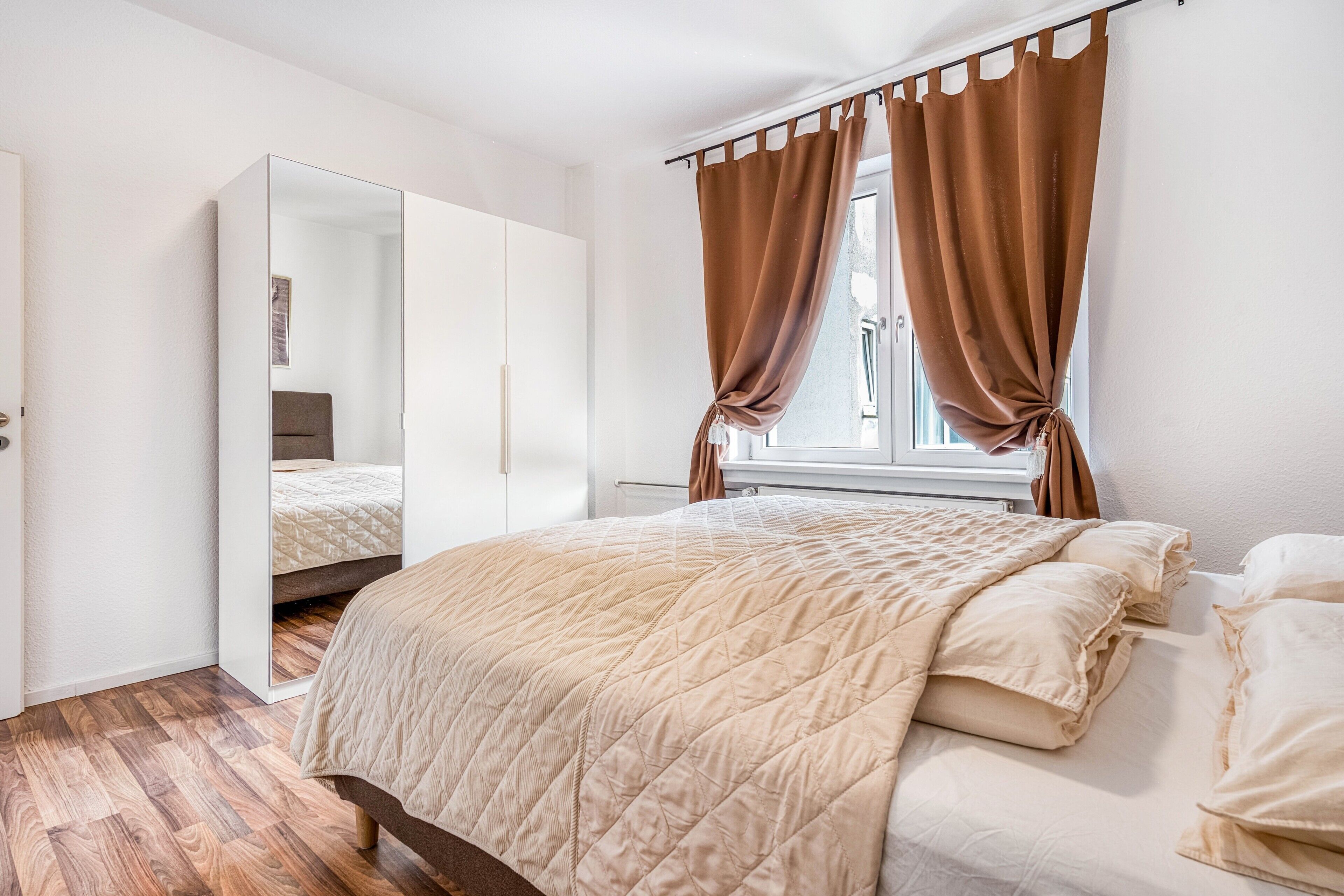 Una scrivania, Wi-Fi, lenzuola