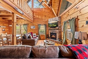 TV, fireplace - 1/2 Mile Parkway*2BR*Hot Tub*Games*Families*Pools (Pigeon Forge)