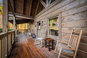 Terrace/patio - 1/2 Mile Parkway*2BR*Hot Tub*Games*Families*Pools (Pigeon Forge)