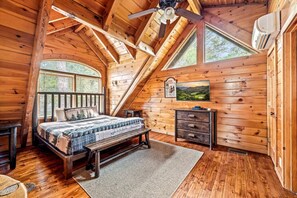 2 bedrooms, desk, iron/ironing board, travel cot - 1/2 Mile Parkway*2BR*Hot Tub*Games*Families*Pools (Pigeon Forge)