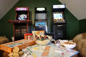 Games room - 5BR GBurg *Hot Tub * Firepit * Arcades * Fireplace (Gatlinburg)