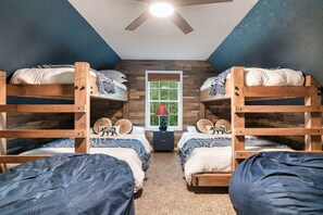 5 bedrooms, desk, iron/ironing board, travel cot - 5BR GBurg *Hot Tub * Firepit * Arcades * Fireplace (Gatlinburg)