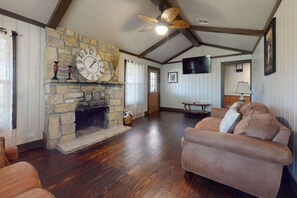 Smart TV, fireplace - Turner Escape Cabins #3 (Davis)