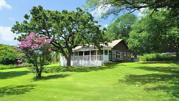 Exterior - Cozy cabin with porch and yard near Turner Falls, Cross Bar, and 77 Zipline. (Davis)