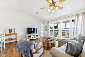 Living area - WELCOME TO DOC'S HOLIDAY! (St. George Island)