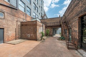 Property grounds - Landing Furnished Apartments Central Cleveland (Cleveland)