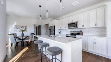 Apartment (2 Bedrooms) | Private kitchen | Fridge, microwave, oven, stovetop