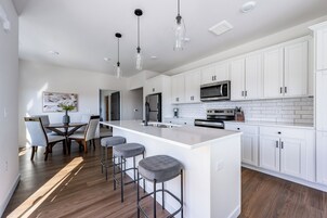 Apartamento (2 Bedrooms) | Cocina privada | Cafetera o tetera, frigorífico, microondas y horno