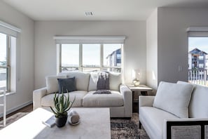 Apartamento (2 Bedrooms) | Área de estar | TV 50 polegadas com canais digitais