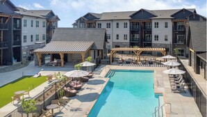Un hôtel doté d’une piscine, d’un espace extérieur aménagé et de zones abritées.