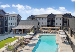 Piscina externa, espreguiçadeiras