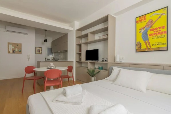 Desk, iron/ironing board, WiFi, bed sheets