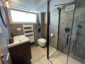 Sèche-cheveux, serviettes fournies, savon, papier toilette