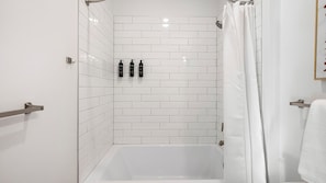 Apartment (1 Bedroom) | Badezimmer | Kostenlose Toilettenartikel, Haartrockner, Handtücher, Seife