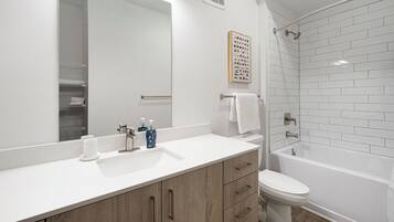 Apartment (2 Bedrooms) | Bilik Mandi | Kelengkapan dandanan diri percuma, pengering rambut, tuala disediakan