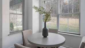 Apartment (2 Bedrooms) | In-room dining
