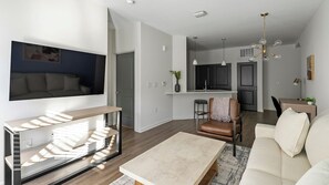 Appartement (1 Bedroom) | Woonruimte | Een 50-inch televisie met digitale zenders