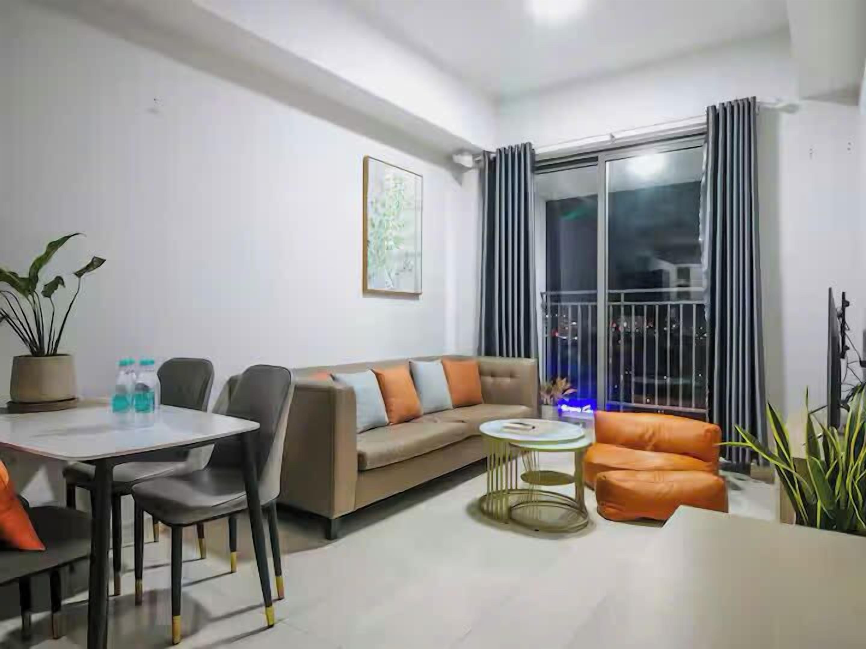 Family Suite, 3 Bedrooms, Club lounge access, City View | In-room dining