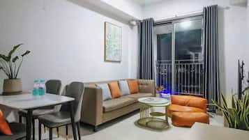 Family Suite, 3 Bedrooms, Club lounge access, City View | In-room dining