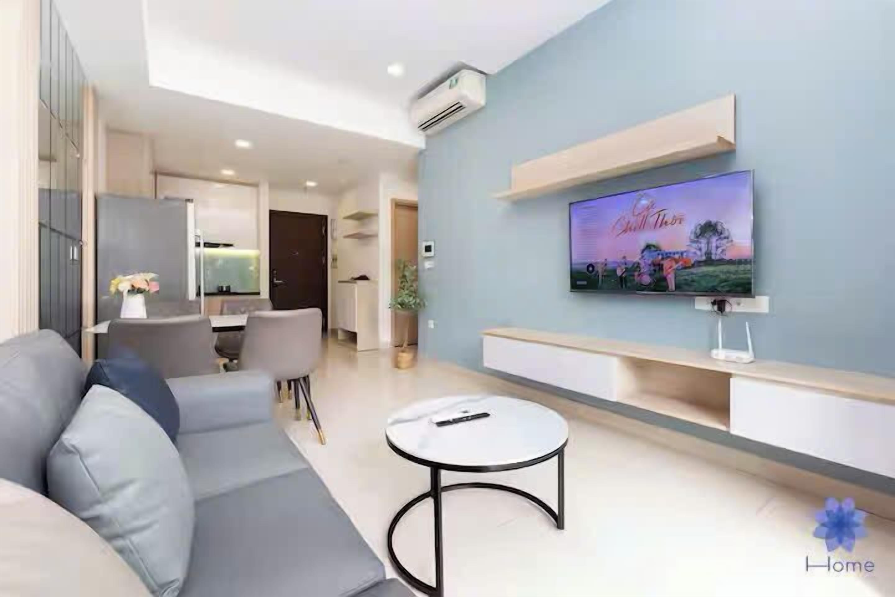 Suite familiar, 3 habitaciones, Acceso al salón del club, vistas a la ciudad | Zona de estar | Una Smart TV, una chimenea, Netflix, películas de pago