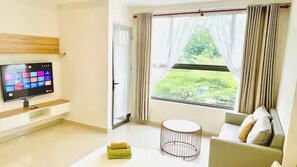 Royal Suite, 1 Bedroom, Club lounge access, City View | Living area | 65-inch Smart TV with cable channels, fireplace, Netflix