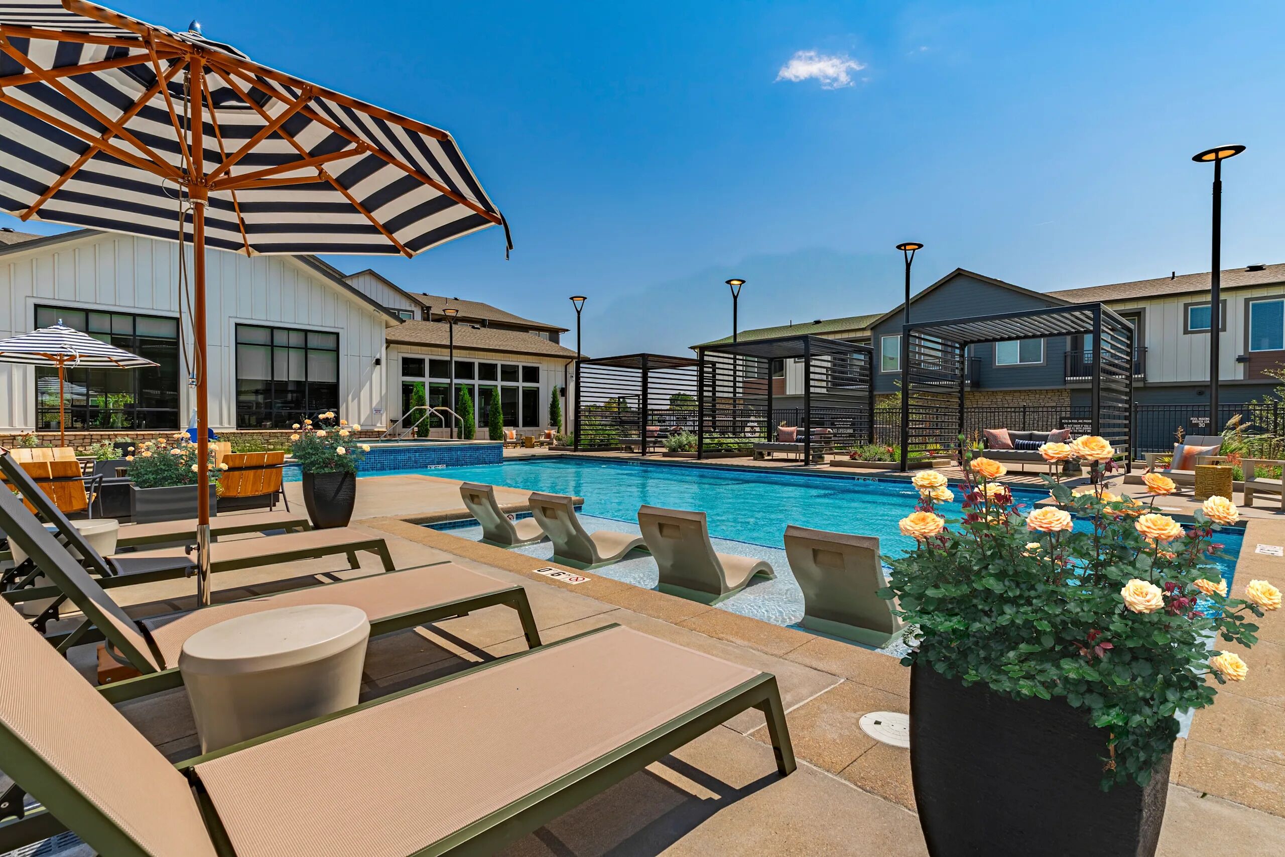 Kolam renang outdoor musiman, dengan kursi berjemur