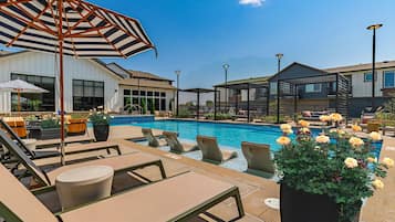 Kolam renang outdoor musiman, dengan kursi berjemur