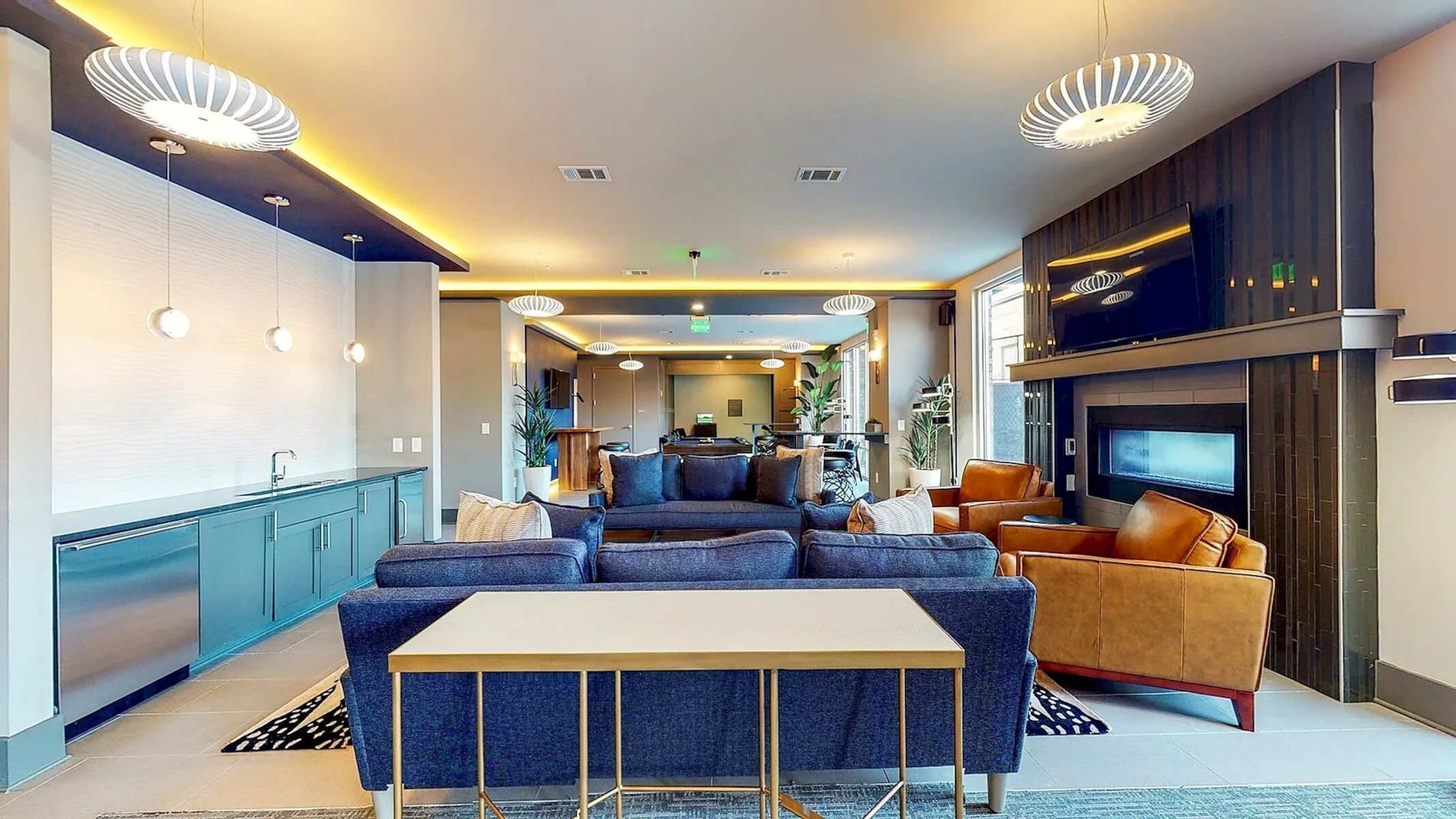 Una sala moderna con un sofá modular, una mesa de comedor y un televisor.