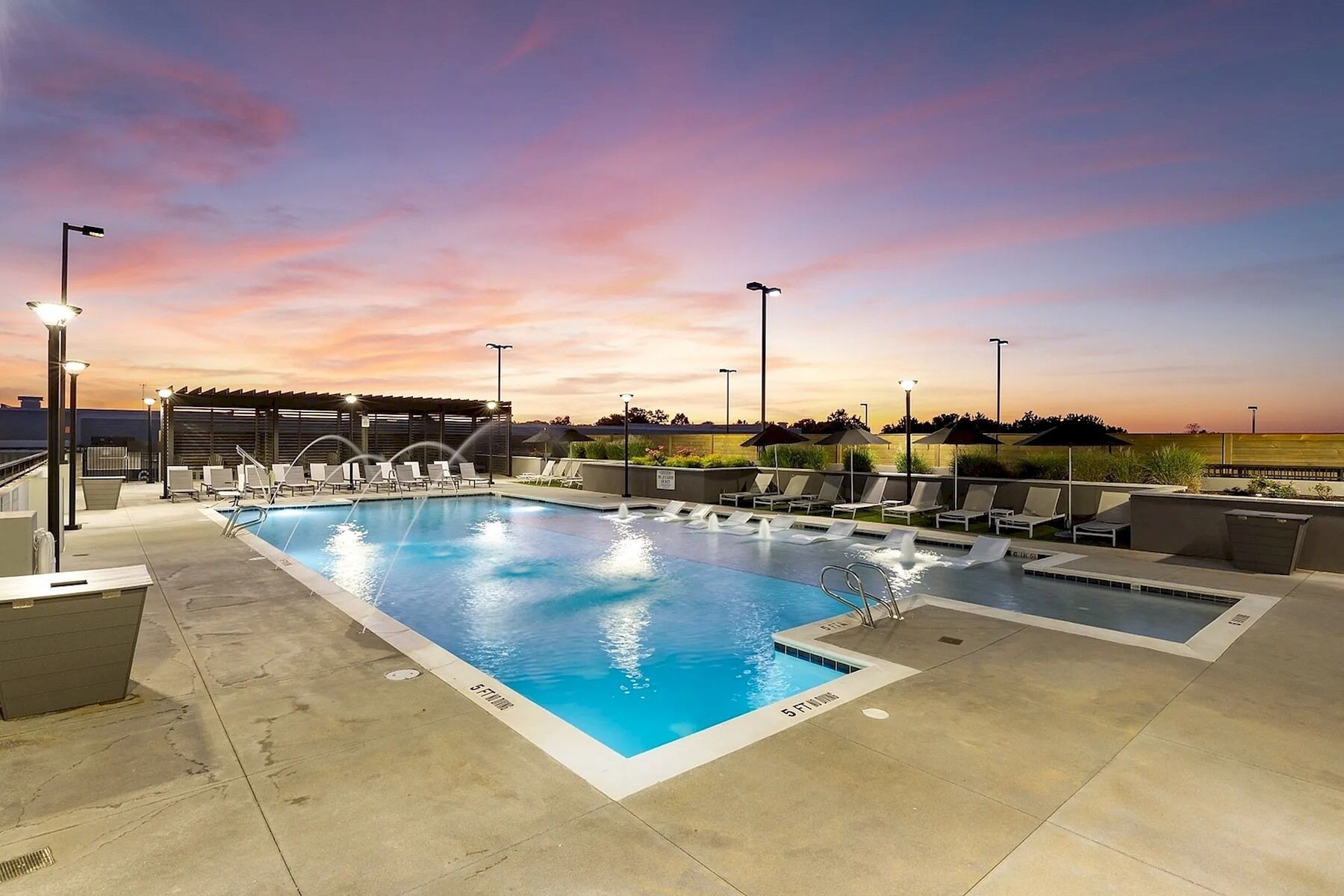 Outdoor pool, free cabanas, sun loungers