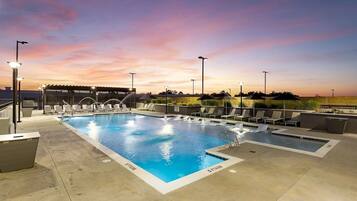 Outdoor pool, free cabanas, sun loungers