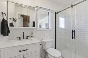 Shower, hair dryer, towels, toilet paper - Large family friendly country home (Monett)