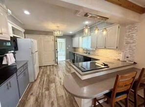 Fridge, microwave, oven, stovetop - Large pet friendly country home (Monett)