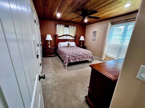 Free WiFi, bed sheets - Large pet friendly country home (Monett)