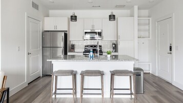 Apartamento (2 Bedrooms) | Cozinha privada | Geladeira, micro-ondas, fogão, cooktop