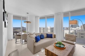 TV, offices - Free Parking • Seabreeze 1BR • Ocean View Balcony (Hollywood)
