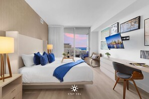 Desk, iron/ironing board, travel cot, WiFi - Free Parking • Seabreeze 1BR • Ocean View Balcony (Hollywood)