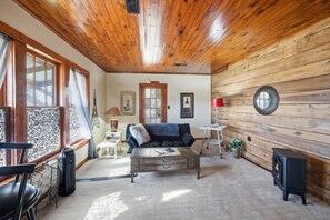 House, 2 Bedrooms | Living area - Cozy Country Retreat Hot Tub, Fire Pit & Guitars 2 Bedroom Home (Gleason)