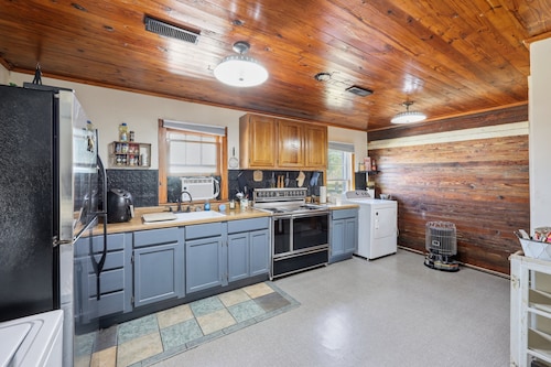 Cozy Country Retreat Hot Tub, Fire Pit & Guitars 2 Bedroom Home